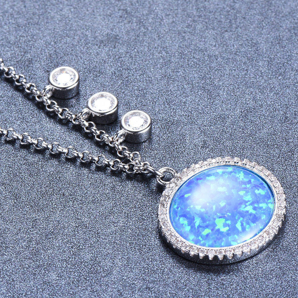 Cold and elegant platinum oval Aubuchon pendant necklace