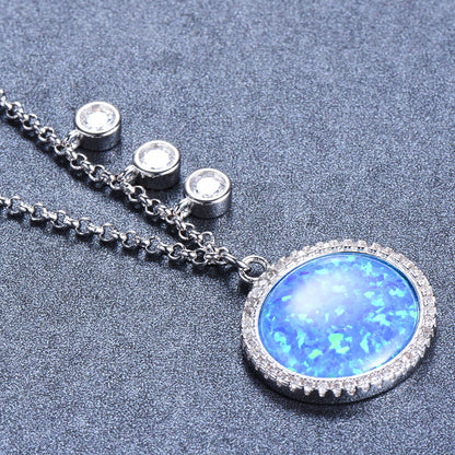 Cold and elegant platinum oval Aubuchon pendant necklace