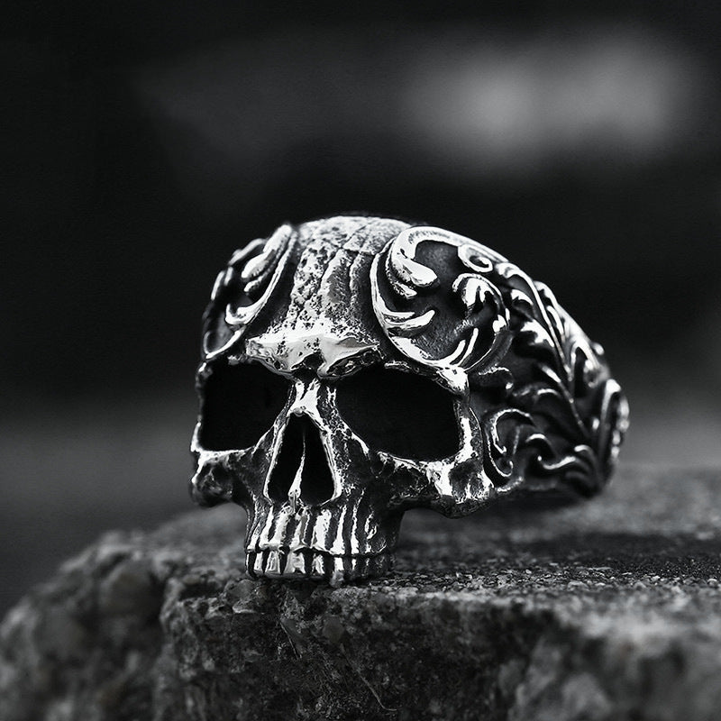 Men's punk-style bold and individualistic skull ring
