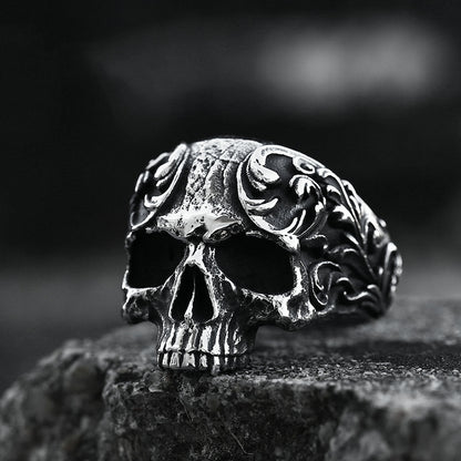 Men's punk-style bold and individualistic skull ring