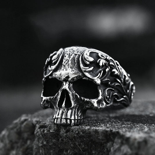 Men's punk-style bold and individualistic skull ring