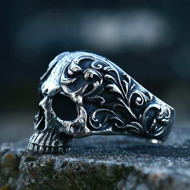 Men's punk-style bold and individualistic skull ring
