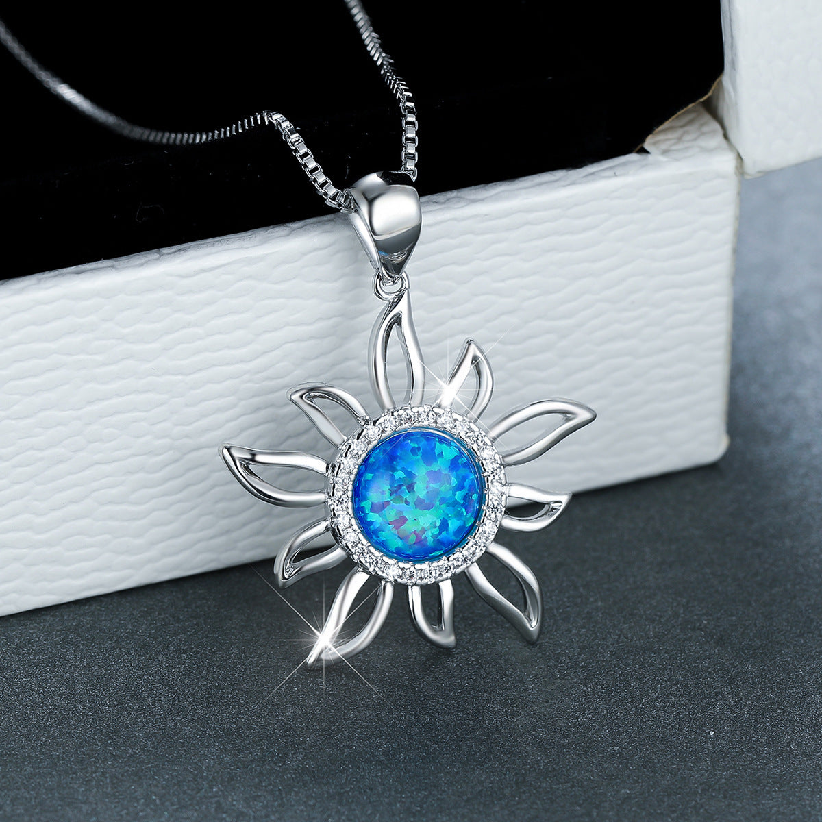 Platinum round blue-white Australian border white diamond sunflower hollow pendant necklace