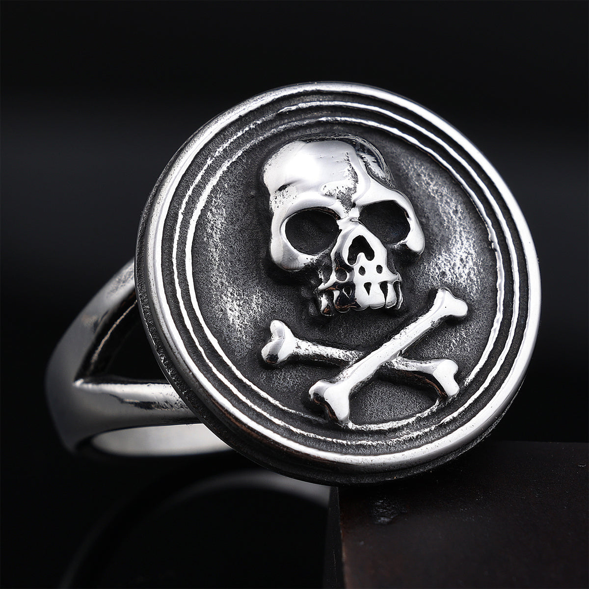 Men's Vintage Round Skull Crossbones Ring
