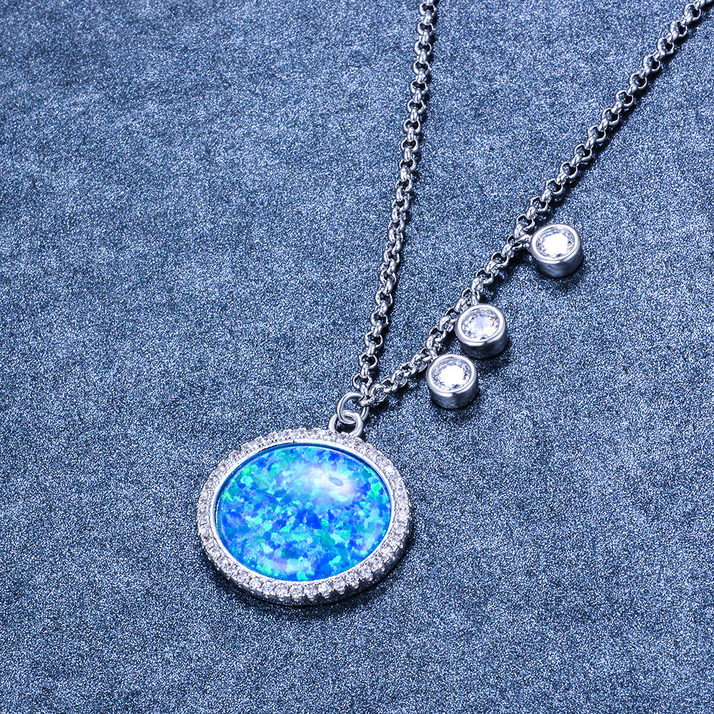 Cold and elegant platinum oval Aubuchon pendant necklace