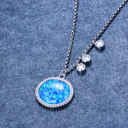 Cold and elegant platinum oval Aubuchon pendant necklace