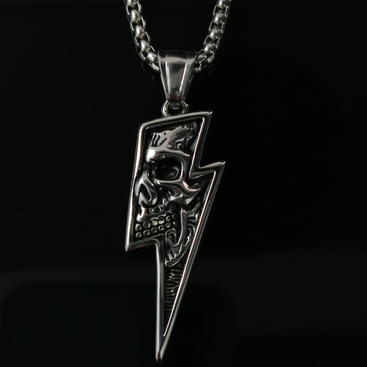 Men's Vintage Lightning Bolt And Skull Pendant Necklace