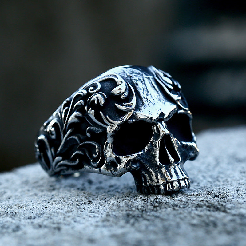 Men's punk-style bold and individualistic skull ring