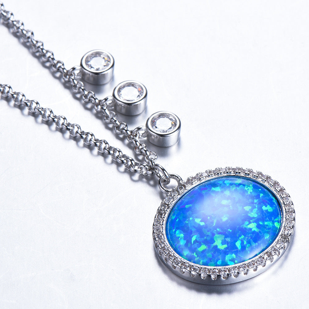 Cold and elegant platinum oval Aubuchon pendant necklace